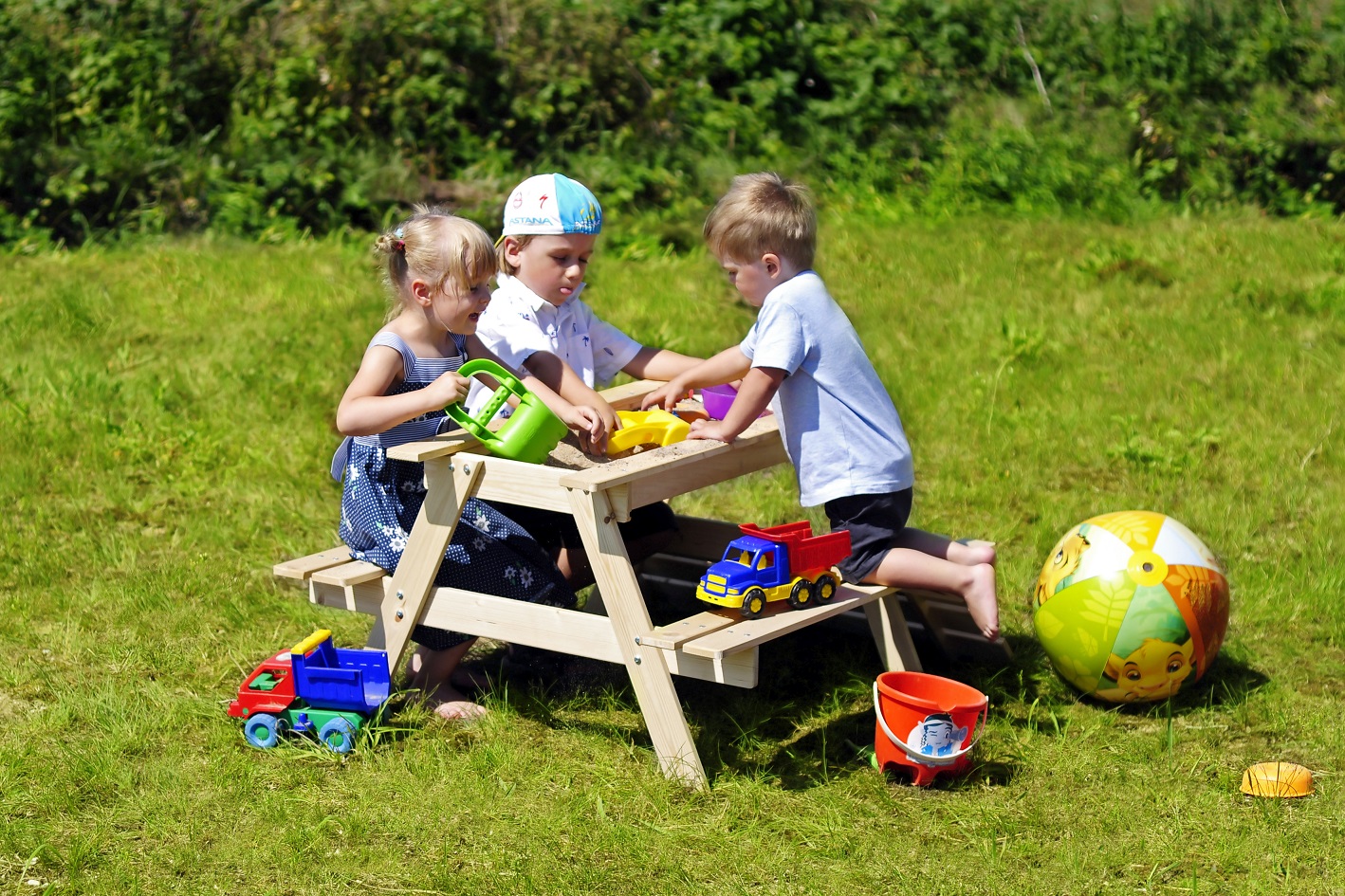 https://timbela.com/wp-content/uploads/2023/03/M010-GM-wooden-sandbox-picnic-table-open-three-kids-playing.jpg