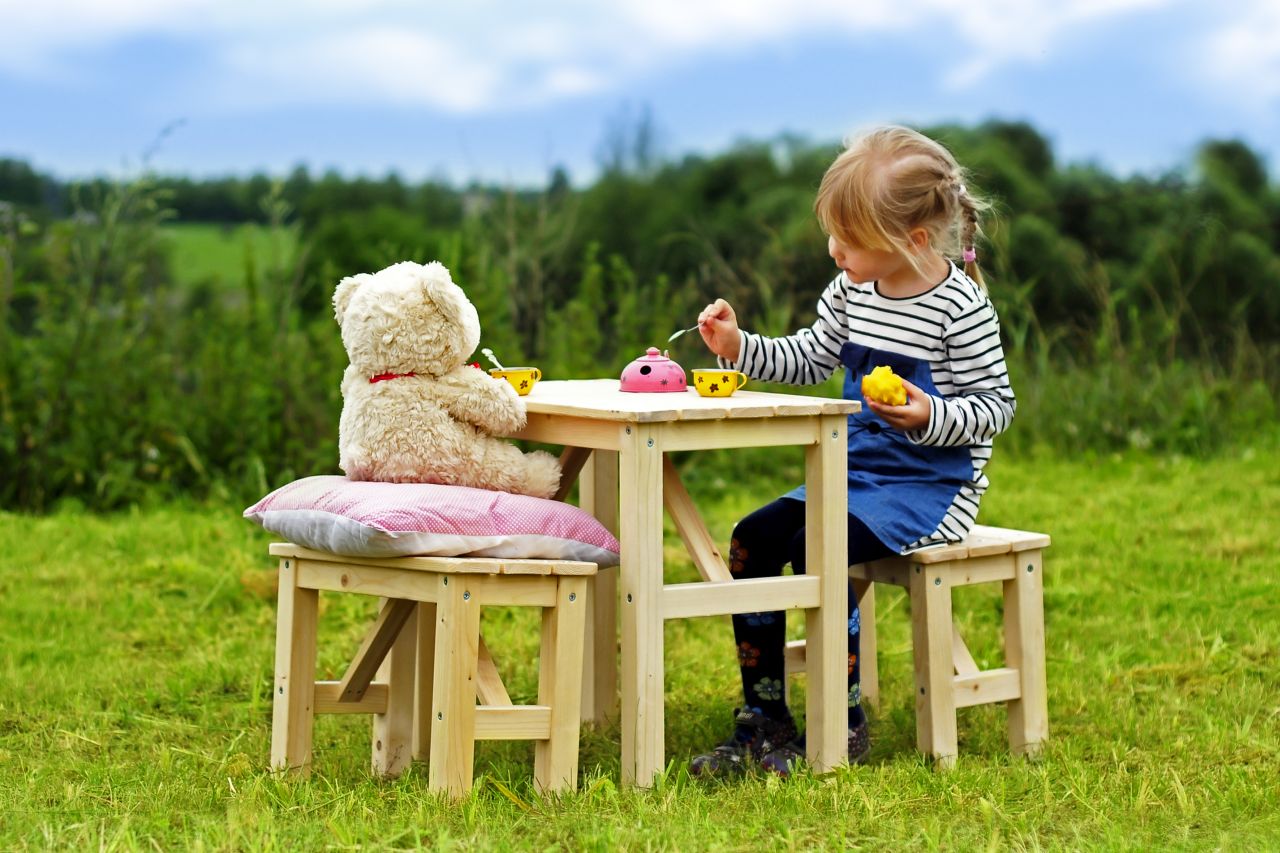 Kid outdoor outlet table set